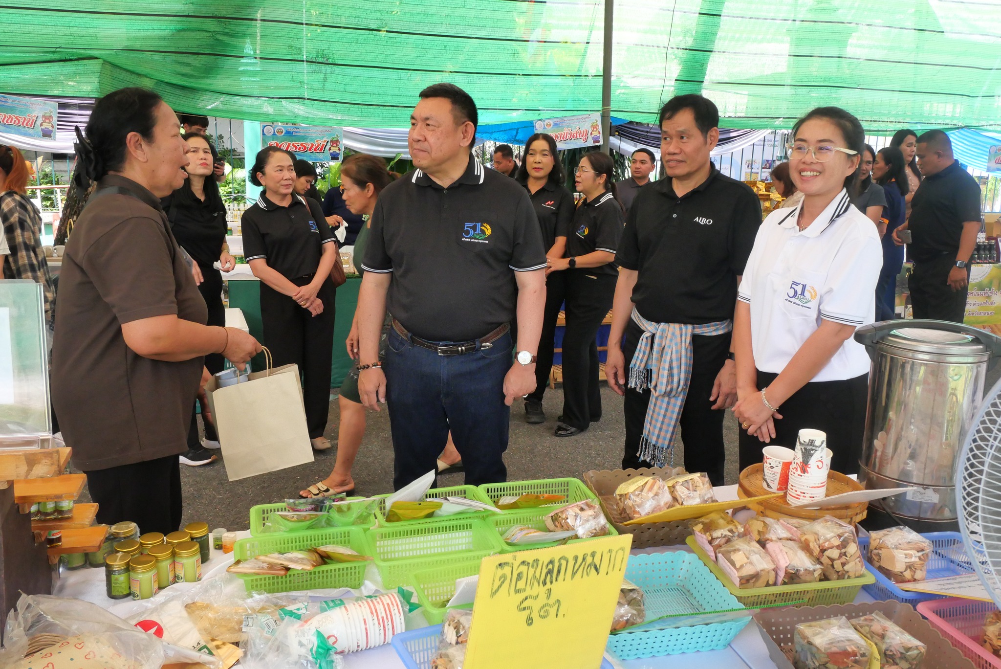 title - เลขาธิการ ส.ป.ก. เยี่ยมทักทายเกษตรกรและซื้อสินค้าในบรรยากาศวันสุดท้ายของการออกร้านขายสินค้า จากเขตปฏิรูปที่ดิน ส่งท้ายงานครบรอบ 51 ปี ส.ป.ก.